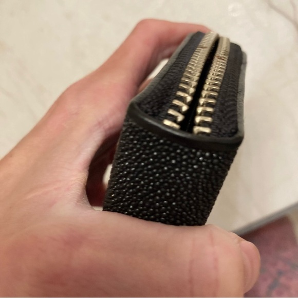 Stingray black zipper clutch wallet